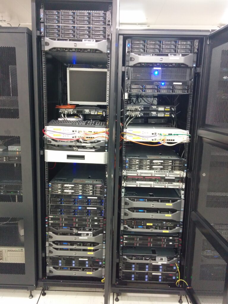 Baie remplie d'équipements en datacenter